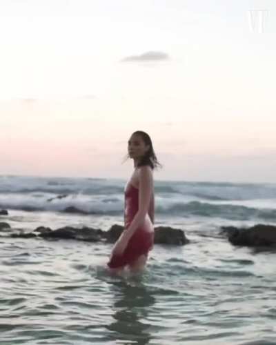 Do you guys think that Gal Gadot knows about us having hige fetish for her armpits?