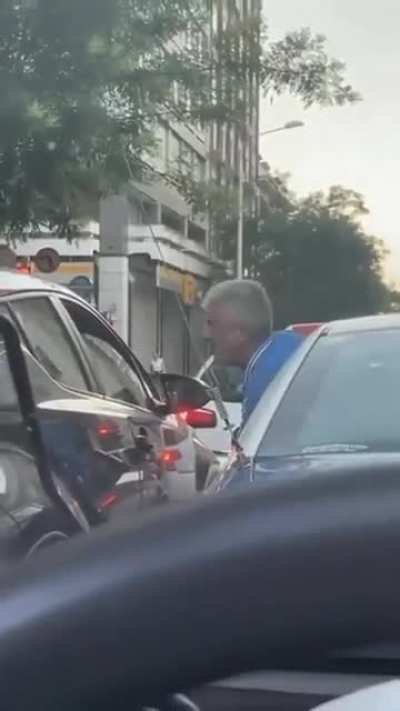 *Argues in πολιτισμένα*