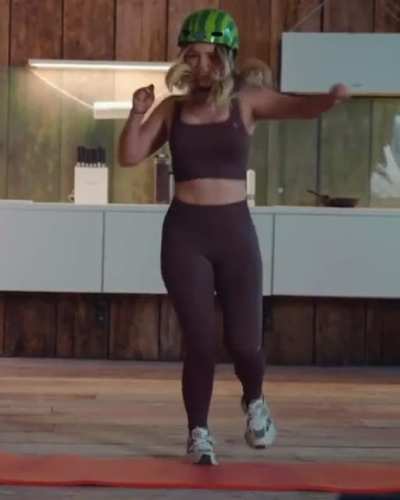 Julia Beautx „trainiert“ … aus Julien Bam‘s „Der letzte Song aus der Bohne Akt 3“