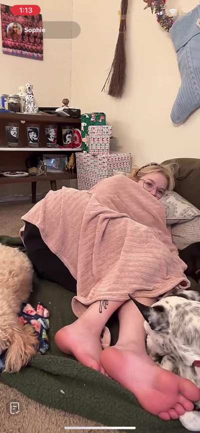 Usually teases all her viewers by never clearly showing, but this time she flaunted her pink soles the whole live. Lucky dog. @sophiesspaces