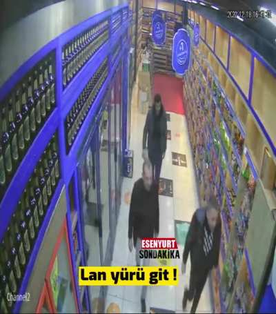 Esenyurt’ta, girdiği tekelde “Müslümanım diyorsunuz ama alkol satıyorsunuz” diyen kişi, dükkan sahibinden dayak yedi