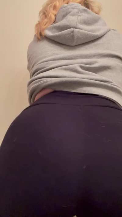 Just a little twerking in my leggings. I’m trying 😋