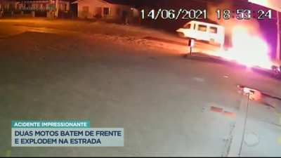 Explosion after crash between two motorcycles in Santa Catarina, Brazil. One driver may sustain head trauma, the other two in unknown conditions.