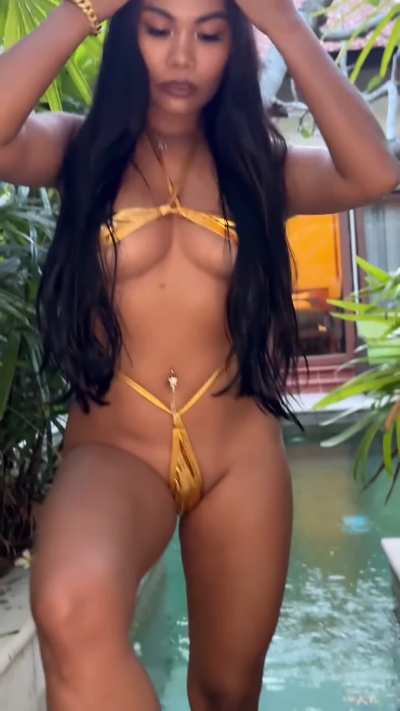 Pool side @fili<wbr>pinam<wbr>orena<wbr>reels