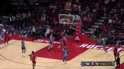 [Highlight] Alperen Sengun fakes McDaniels and dunks it on his head