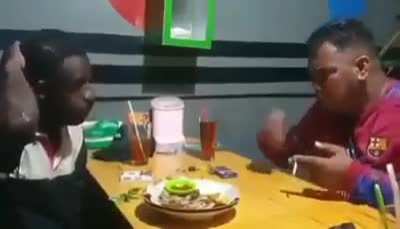 Peltu Deni Zulkarnaen Berbincang dengan Steven Yadohamang (Korban Injak Kepala TNI AU) dengan Bahasa Isyarat