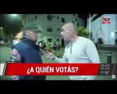 Se nota que está guiando y que son malos actores.