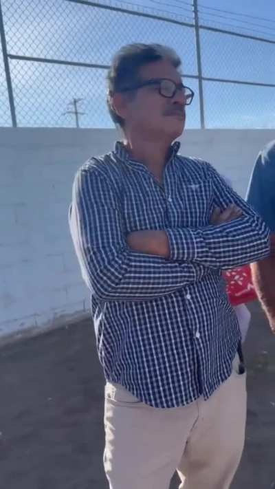 Que hay acarreados de la tercera edad sin INE en casillas especiales, parece que solo están ahí con el objetivo de hacer fila 🤔