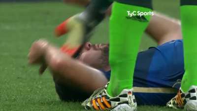 Soccer player got kneed in the face while running at probably 15mph.