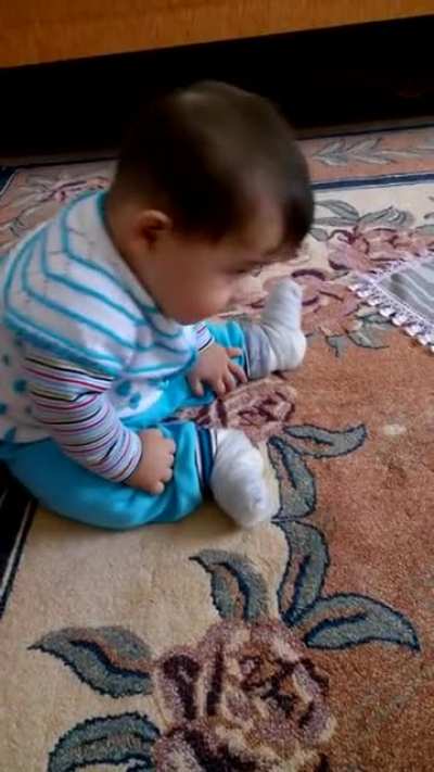 bu ne oğlum ya, YouTube derinliklerinden buldum, videonun adı ''Allah sesini duyunca zikir çeken bebeğimiz''