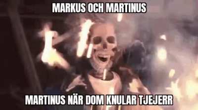 Hon ger dom stöt när dom gangbangar 