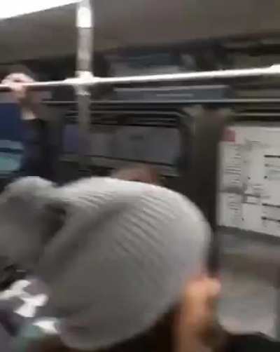 Pegar metrô não é que nem ônibus não (sim, o vídeo não tem áudio)