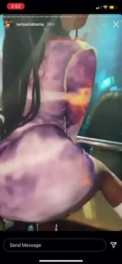 ︎