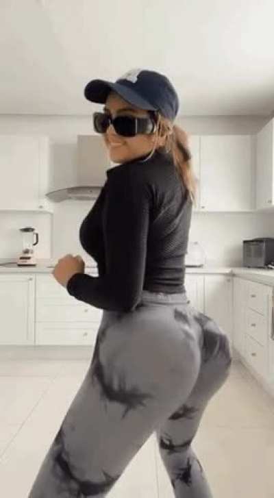Ricoo!!! Como mueve ese culo!! Tan rico 🤤🤤🥵🥵👅👅🔥🔥💦💦