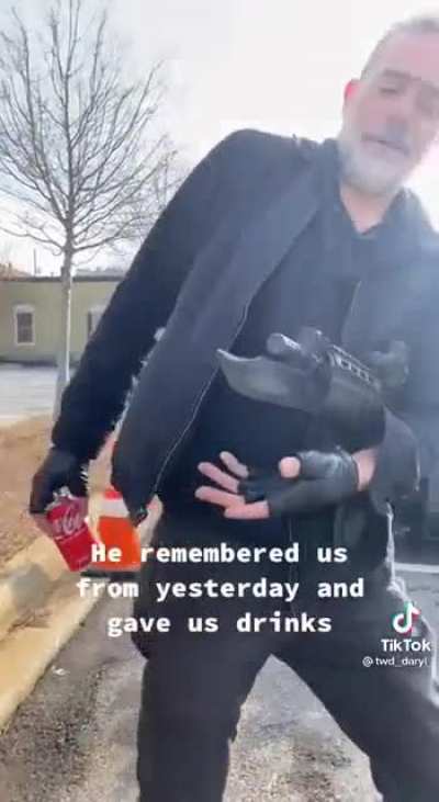 Jeffrey Dean Morgan buys soda for kids during TWD shoot.