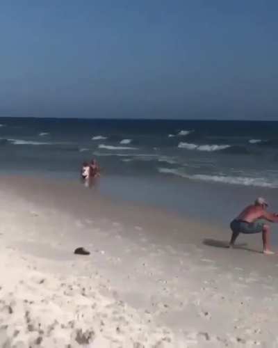 2 guys at the beach decided to imitate 2 other girls who were taking sexy photos to post on their social network
