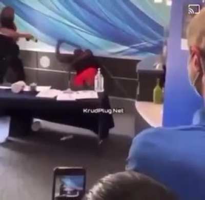 Man fakes out the police, counterattacks and escapes