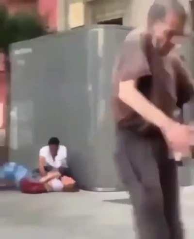 O pau comendo solto ali atrás e o exímio bêbado dançando como se não tivesse amanhã e fodasse.