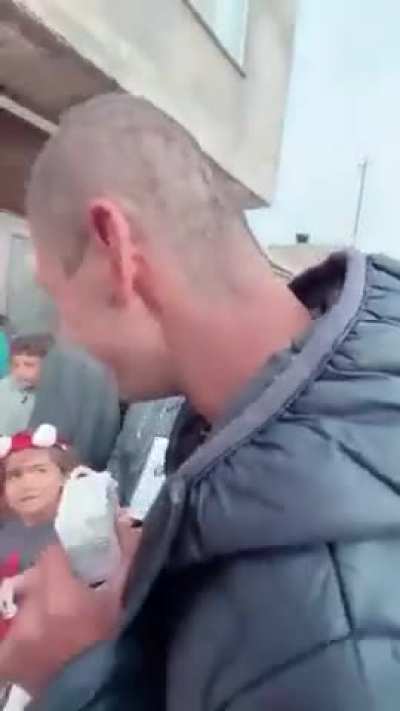 Mardin Midyat'ta yaşayan zihinsel engelli Ahmet'e hayatında ilk defa doğum günü sürprizi yapıldı.