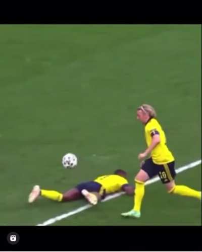 So THIS is why Jóźwiak couldn’t clear the ball