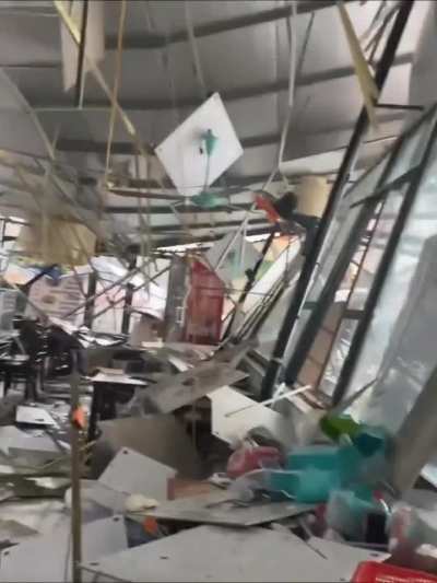 Điều mà chúng ta nên tập trung: Sự yếu kém của cộng sản khi chuẩn bị sơ sài trước bão gây thiệt hại người và của.❌ ...................................................................................Điều mà mấy đứa đang làm: tập t