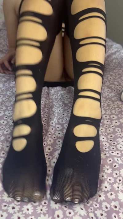 My tiny Goth Latina feet love the feeling of your cum 🖤
