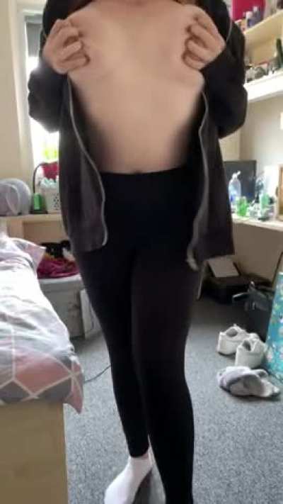 Deceptive titty drop ♥️ (18F)