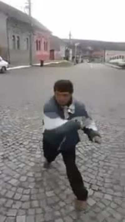 Nicu Shordan pregatindu-se sa intre-n lupta cu Basescu (circa 2020, color)