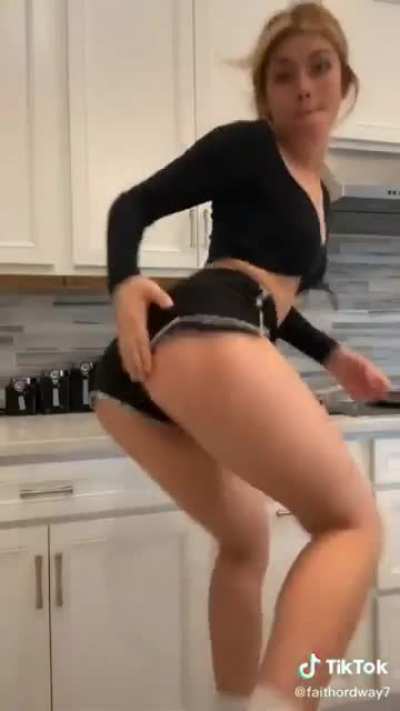 She knows she thicc 🍑🎂🍑