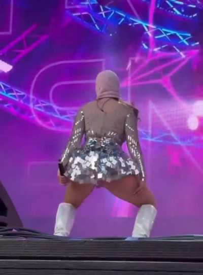 Hon kan skaka den🍑🫣<wbr>😩🤭😵‍💫