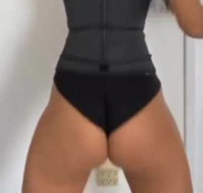 🍑 this video was already posted but I zoomed it & slowed it down👌🏿 enjoy!