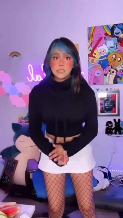 Neekolul talking about how her “fat, juicy ass” (her words) caused her skirt to rip 😜