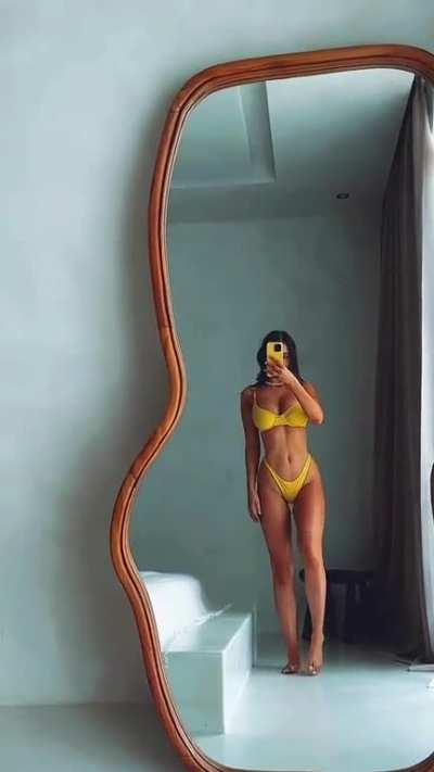 Hottie in yellow.
