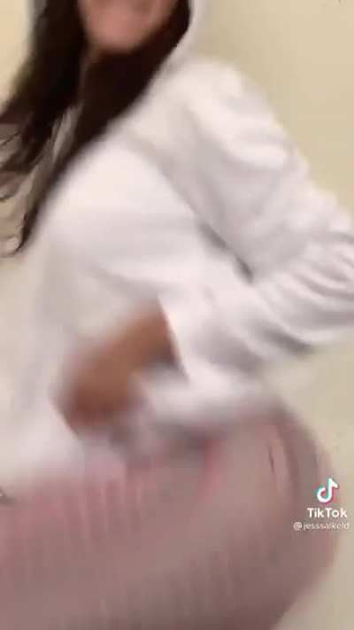 Teen shakes massive ass