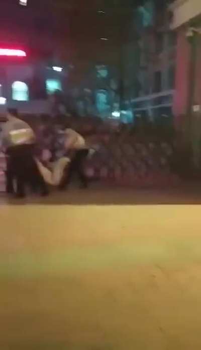 疑似成都市四十九中学坠楼学生家长被警察拖走。