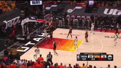[Highlight] Jones beats the Q1 buzzer with a nice layup