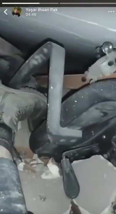 There was just a very powerful earthquake in Turkey. 7.9. Someone trapped in the rubble of a collapsed building published this footage on social media in the hope of getting saved.