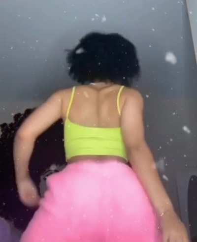 Tossing it🍑😍