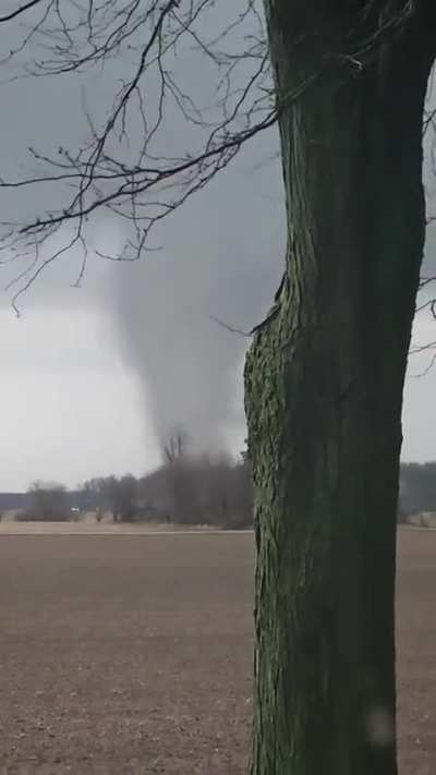 🔥 Incredible footage of two tornados joining to become a bigger one in Ohio