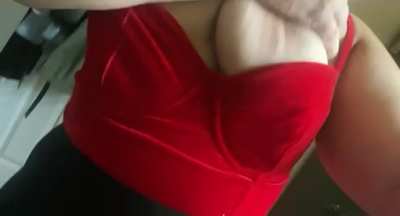 I like yo thing my top is working hard to keep them contained