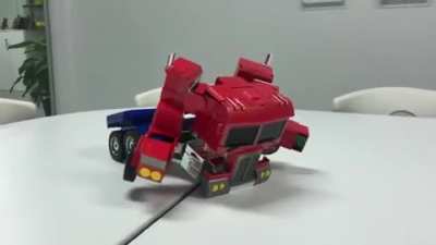 This Transformers robot actually living up to its name