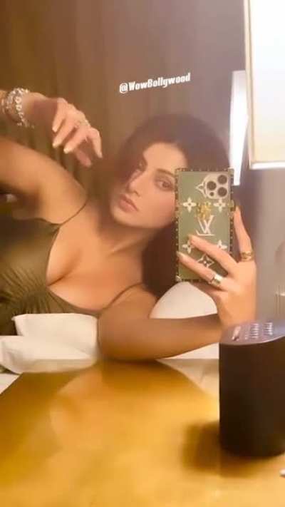 Urvashi Rautela tight boobs