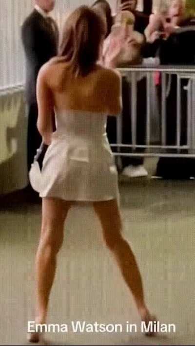 Emma Watson looking fine af in her short dress