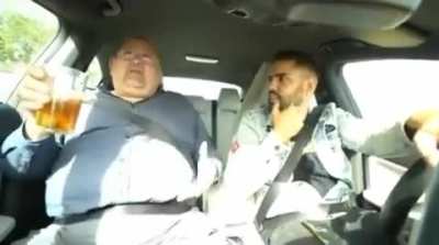 Mi abuelo hablando de mí con sus amigos ...