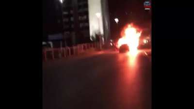 Bir vatandaş, İsrail'in saldırılarını kınamak için İstanbul'daki İsrail Başkonsolosluğu önünde arabasını yaktı.