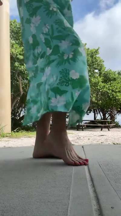 Feet show on the beach for my photoshoot today! 👣🦶🏻☀️<wbr>⛱️😘😘