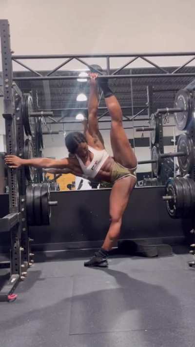 Did you stretch those muscles out today 👀🤸🏾‍♀️ #ebonyfitness #flexibility #stretching #muscle #musclebuilding #prettyfitmelanin #melaninfitness #melanincrushdaily @melanincrushdaily @goddessinthegym @prettyfitmelanin @fitfortheculture @fit_chocolate365 @b
