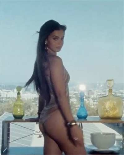 Hailee Steinfeld loves to flaunt her ass