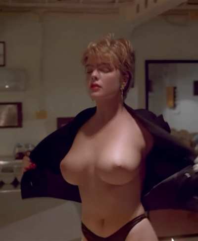 Erika Eleniak, bolt ons