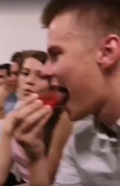 How to roll tongue like this?